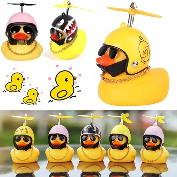 Milá Lucky Duck Auto Ornament Kreativní Dekorace palubní Desce Auta Hračky s Helma a Řetěz Legrační Auto Příslušenství